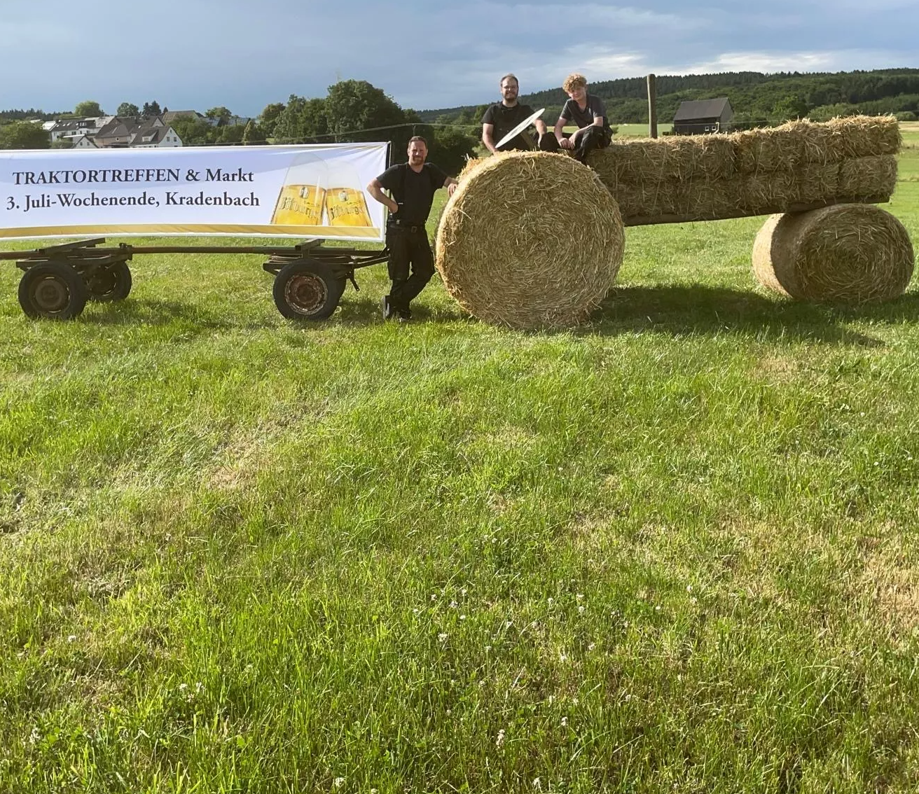 Traktor mit Anhänger und Plakat Traktor mit Anhänger und Plakat