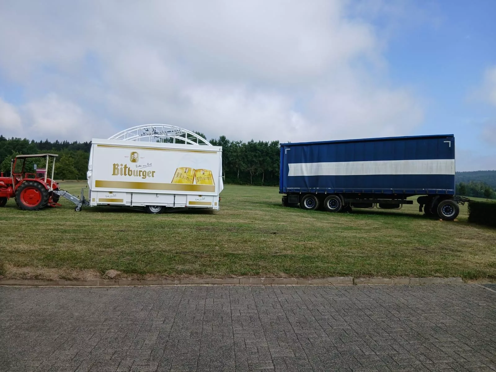 Bierpavillion und LKW Anhänger Bierpavillion und LKW Anhänger